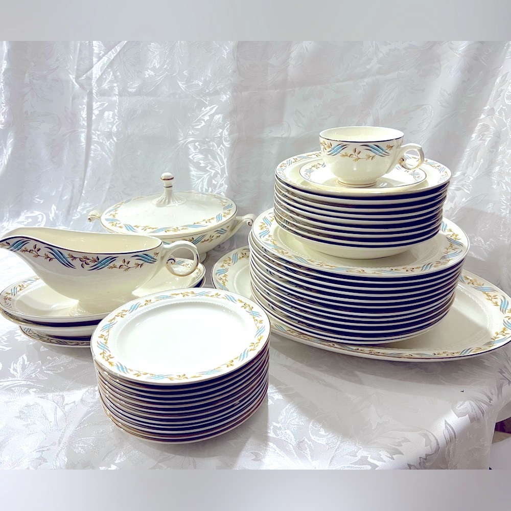 Vintage Arlington fine china set (78 pieces). Made in USA. Excellent condition.